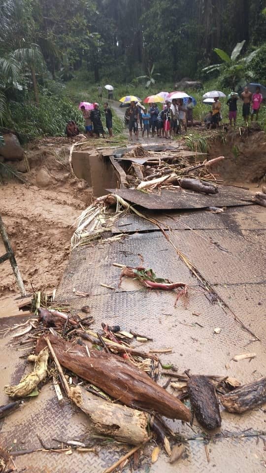原住民村的主要道路遭洪水冲毁后，原住民无奈地等待政府救援。（网络照片）