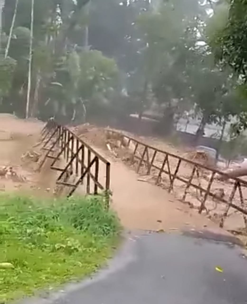 位于美罗甘榜波的一座铁桥，遭泛滥河水冲毁。（视频截图）