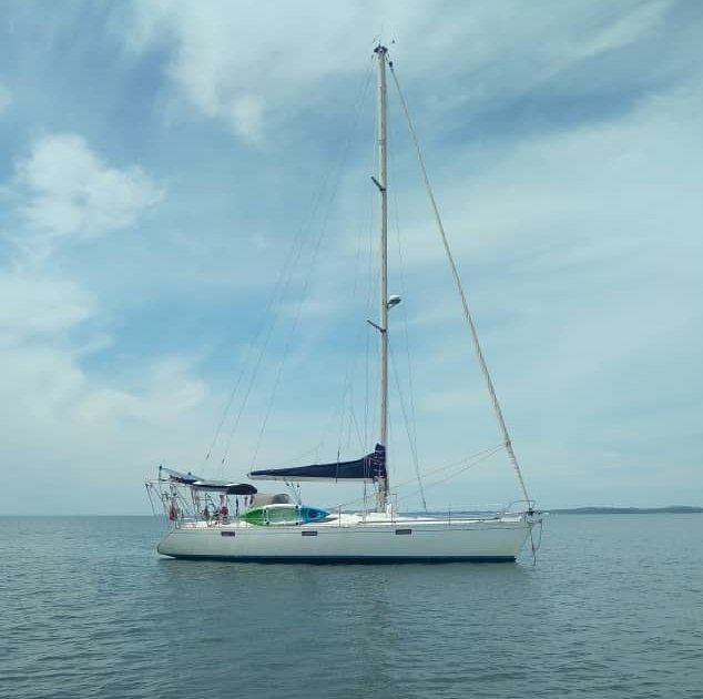 一艘未持合法入境文件的休闲游艇停泊丰盛港海域。