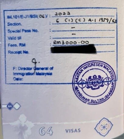 遭大马移民局扣留的狮城男子，护照被盖章注明曾被罚款3000令吉。（图由受访者提供）