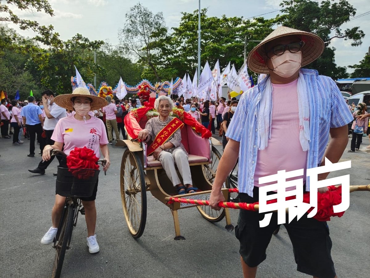 大会安排登陆宁宜船头先贤第二代后人朱玉凤乘坐黄包车参与游行。