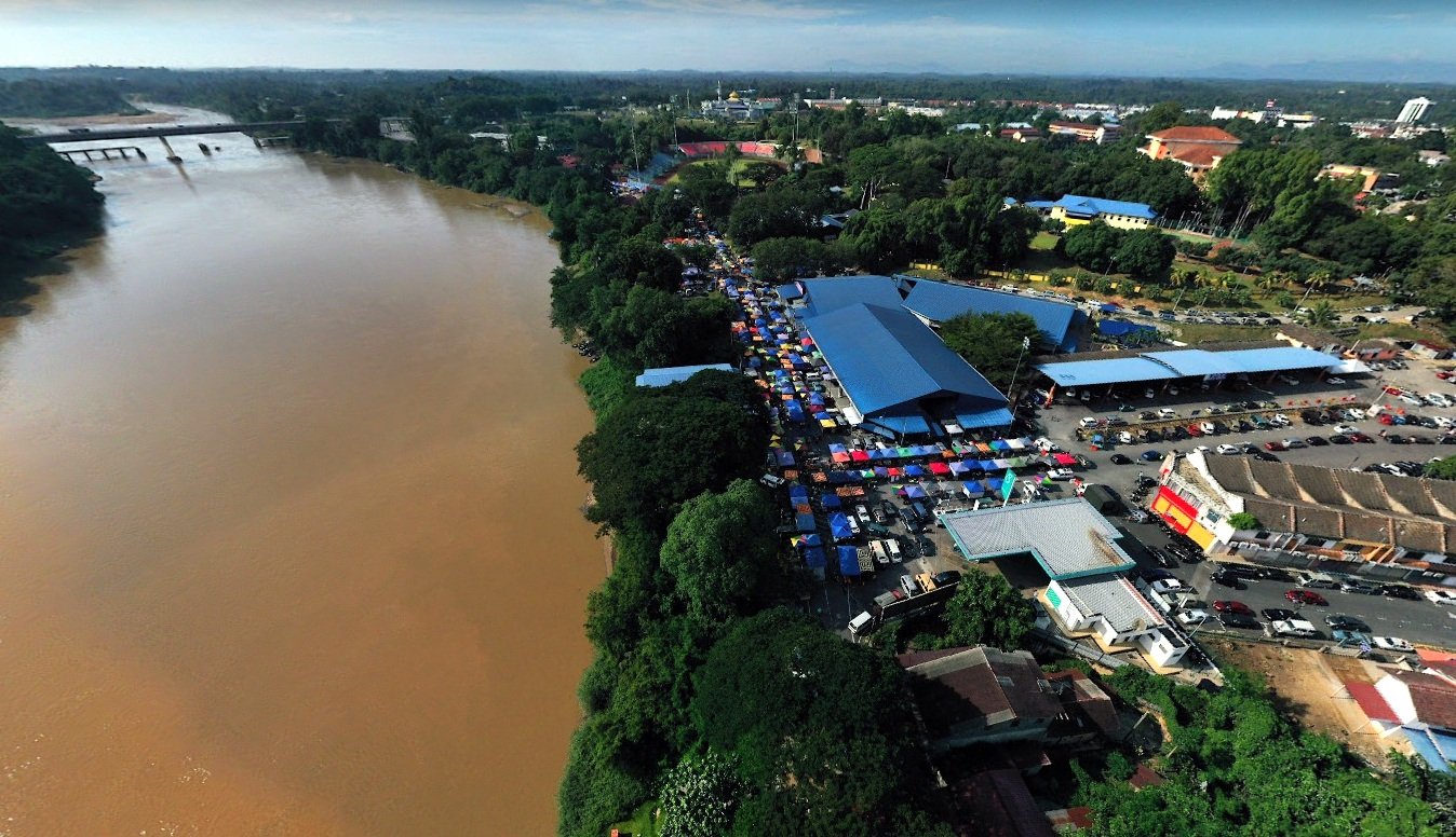 淡马鲁位在彭亨河与Sungai Semantan的交汇处。