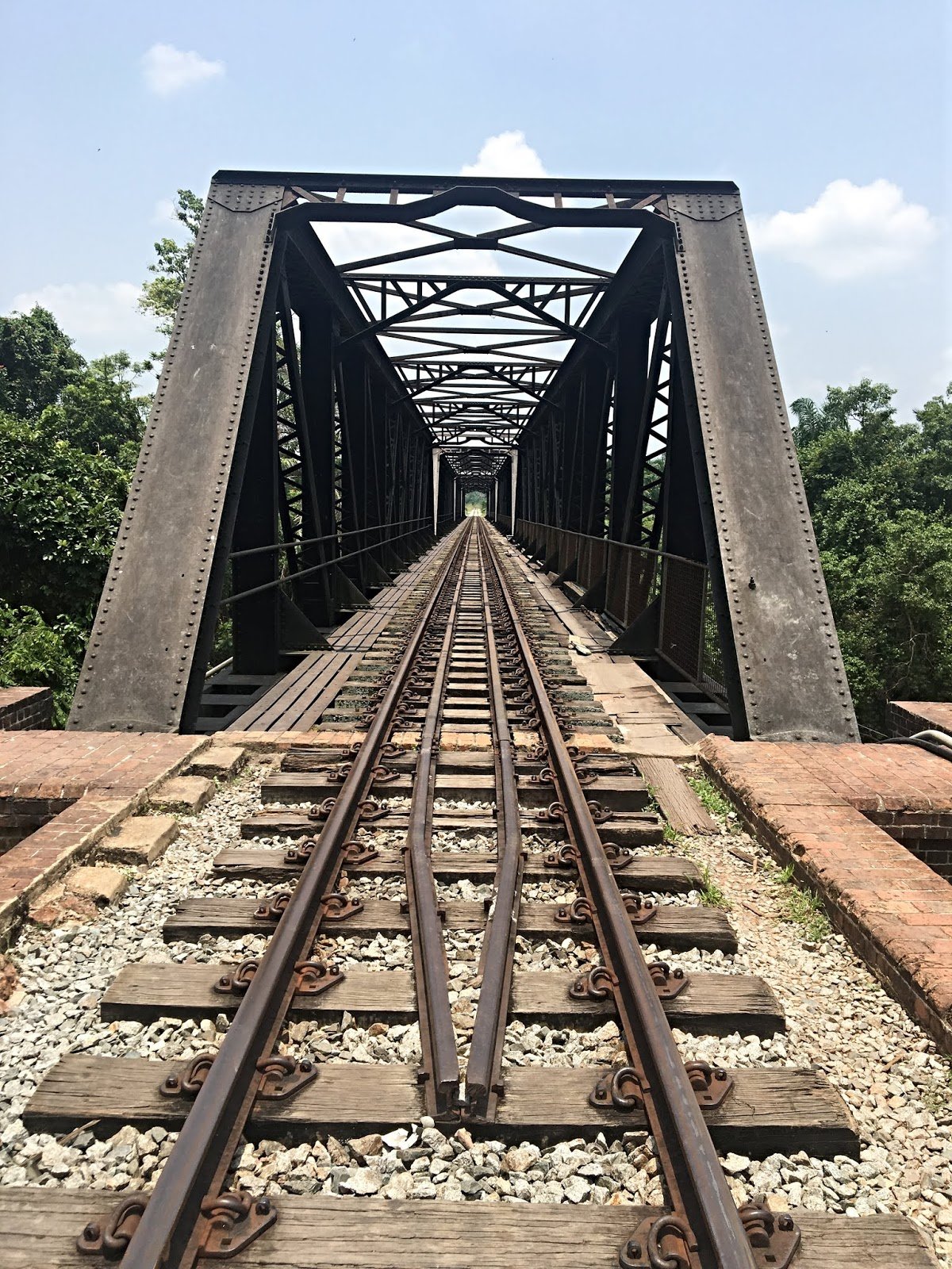 走过百年历史的文德甲火车铁桥，成为游人的一个探奇景点。