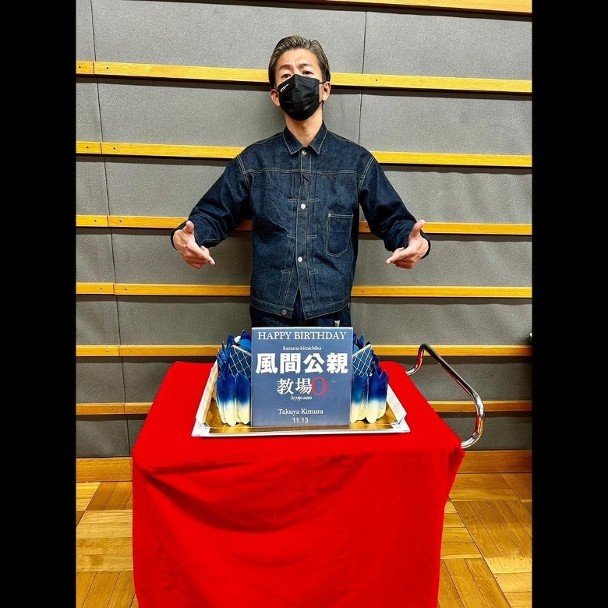 木村为新剧《教场0》试造型，获剧组送上蛋糕提前庆祝。