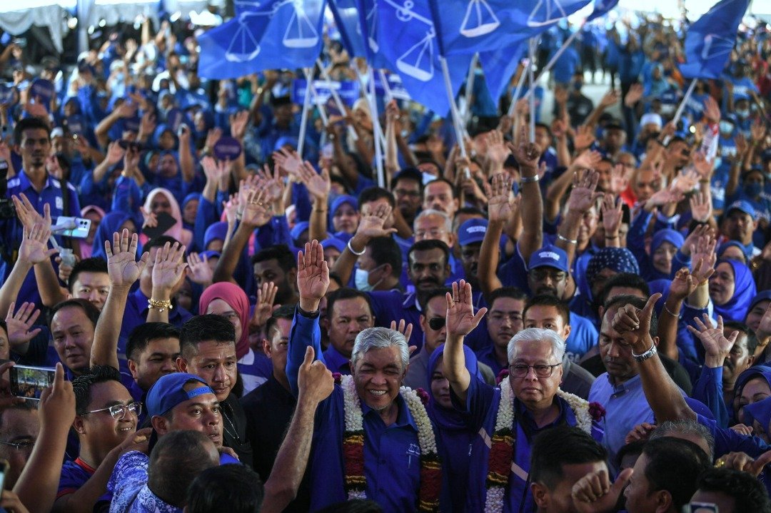 阿末扎希（前右3）在吉打万拉峇鲁出席国阵造势活动时，受到党员的热烈欢迎，旁为依斯迈沙比里。
