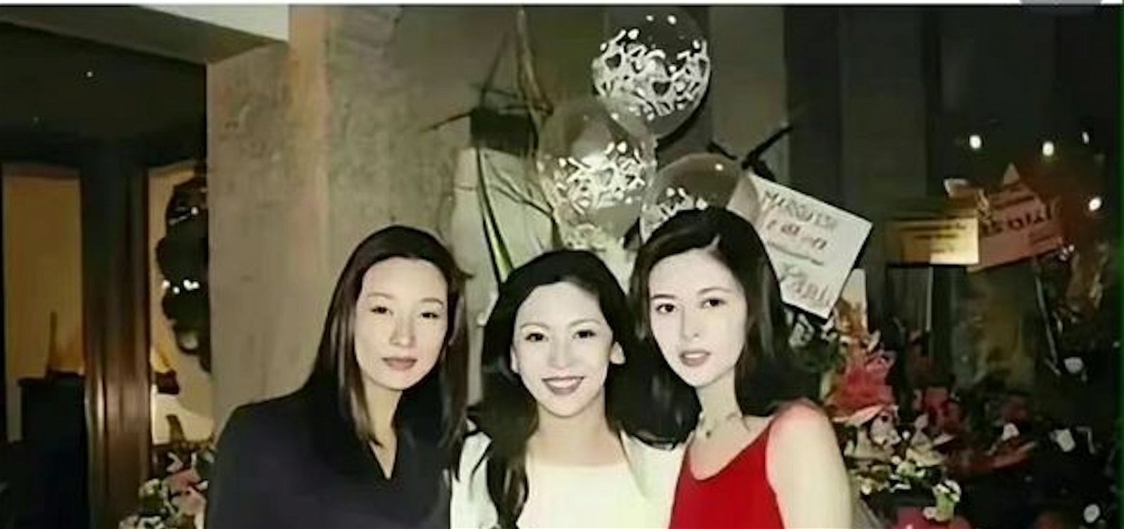 有网民翻出王小凤（左）、向太（中）和关之琳（右）的合照，迅速在微博疯传。