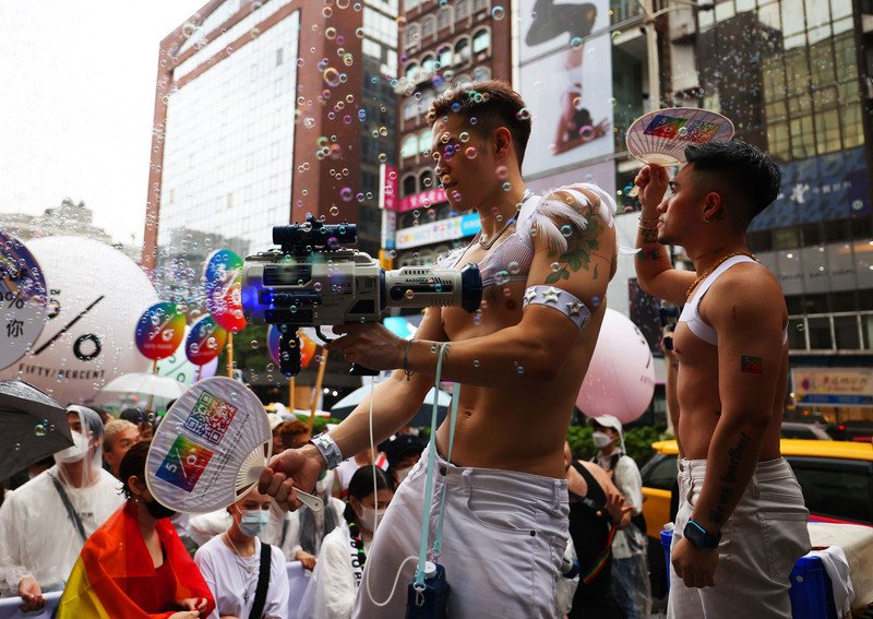 台湾同志游行周六下午在台北街头热闹展开，不少民众一同走上台北街头，身穿夸张服装，勇敢展现自我，盼唤起各界重视婚姻平权、性别平权理念。（图取自中央社）