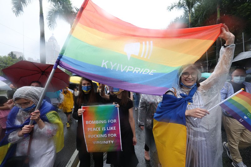 乌克兰团体“基辅同志游行（KyivPride）”也现身参与游行，带著乌克兰国旗与彩虹旗等响应活动。（图取自中央社）
