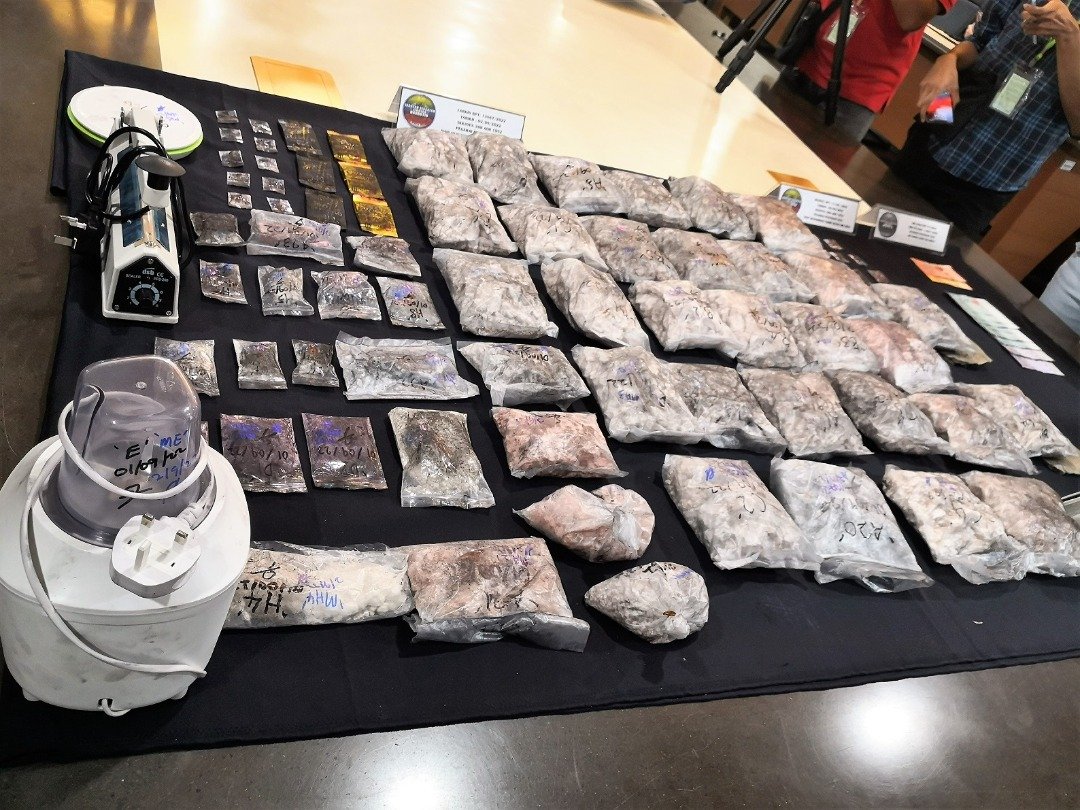 警方在嫌犯公寓单位内起获大量重新包装的毒品及包装器材。