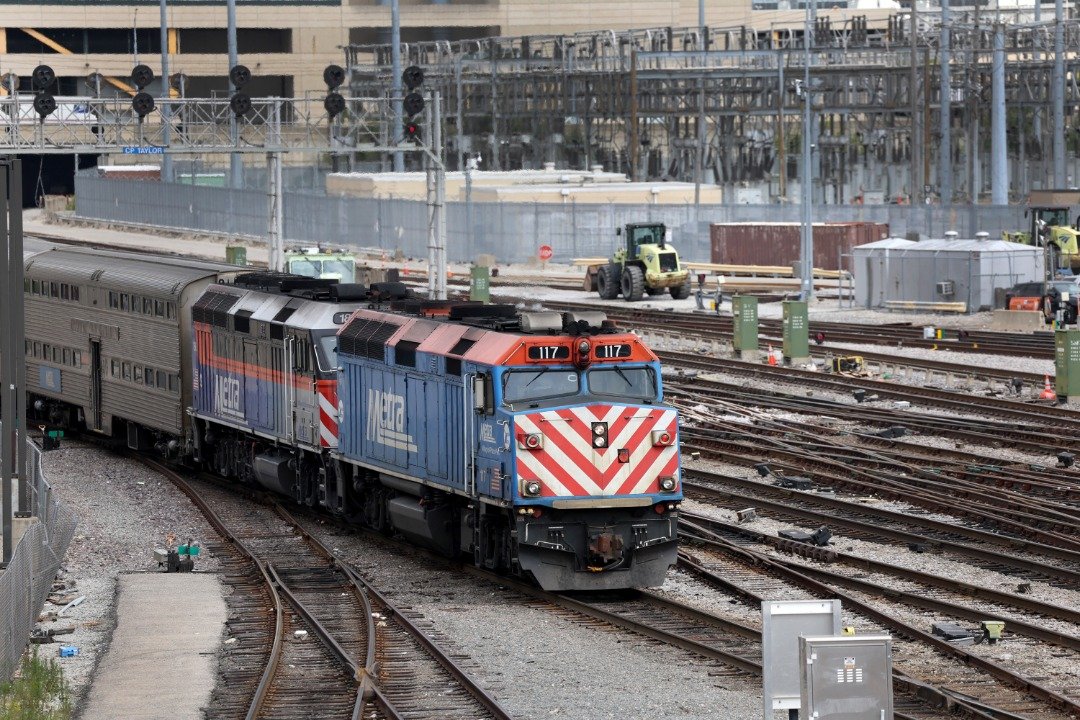 一列Metra通勤列车于当地时间周二，在伊利诺伊州芝加哥驶出市中心。该公司表示，如果货运铁路工人罢工，它将被迫暂停其许多线路的服务。（图取自法新社）