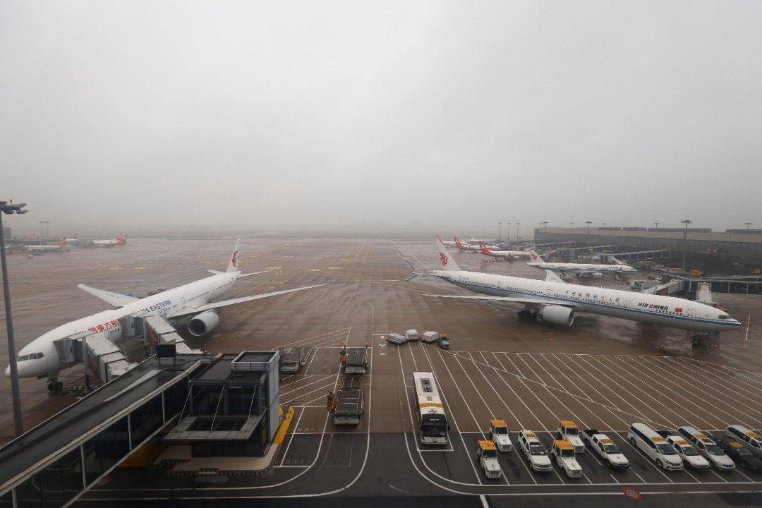 受台风“梅花”影响，上海虹桥机场当日部分进出港航班调减取消。图为飞机周三停靠在上海虹桥机场登机桥位上。（图取自中新社）