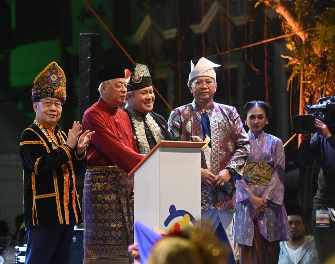 依斯迈沙比里（左2）为大马日庆典主持开幕仪式，左起为邦莫达和阿玛道格拉斯提。（照片由新闻局提供）