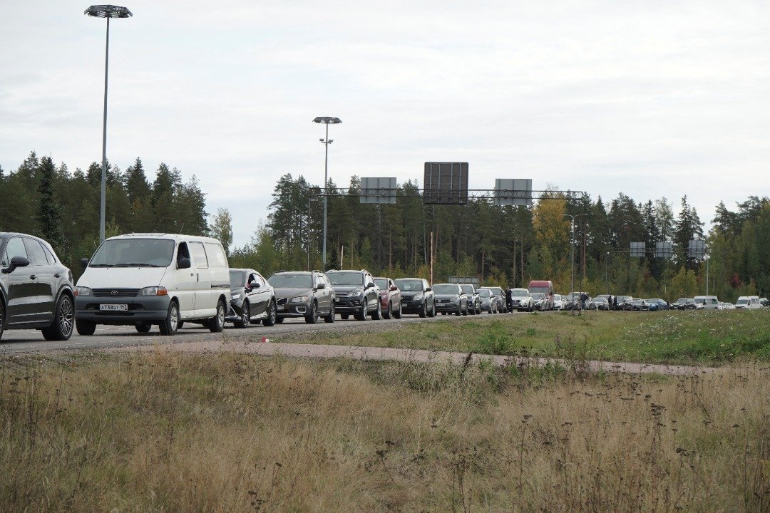 芬兰最南端的过境点瓦利玛，周五涌现大批准备离开俄罗斯的车辆。瓦利玛距离圣彼得堡仅约3小时的车程。（图取自路透社）