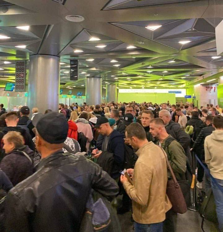 俄罗斯伏努科沃国际机场出现大批为了躲避普京动员令的俄罗斯人准备离开。(图取自Twitter/@Gerashchenko_en)