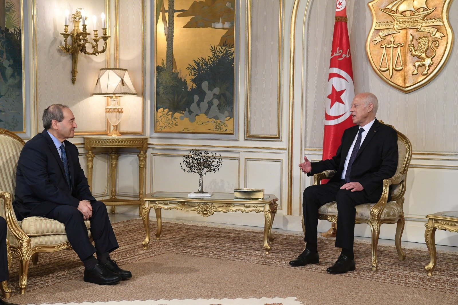 突尼斯总统赛义德（右）当地时间周二在总统府，接见到访的叙利亚外长梅克达德。（图取自突尼斯总统府/路透社）