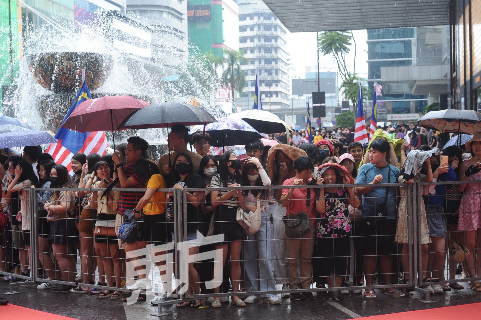 几百个粉丝冒著雨撑著伞都留守现场支持哥哥。