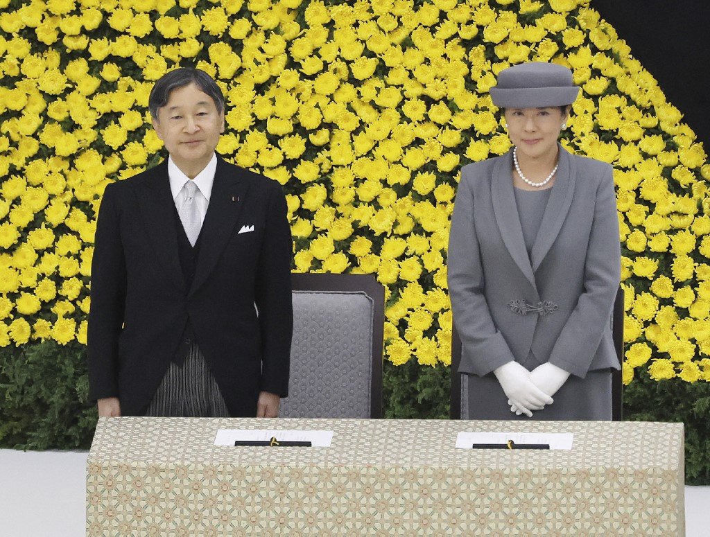 正值第二次世界大战日本投降78周年纪念日，日本天皇德仁（左）和皇后雅子，周二出席在东京日本武道馆举行的“全国战殁者追悼仪式”。（图取自日本时事通讯社/法新社）
