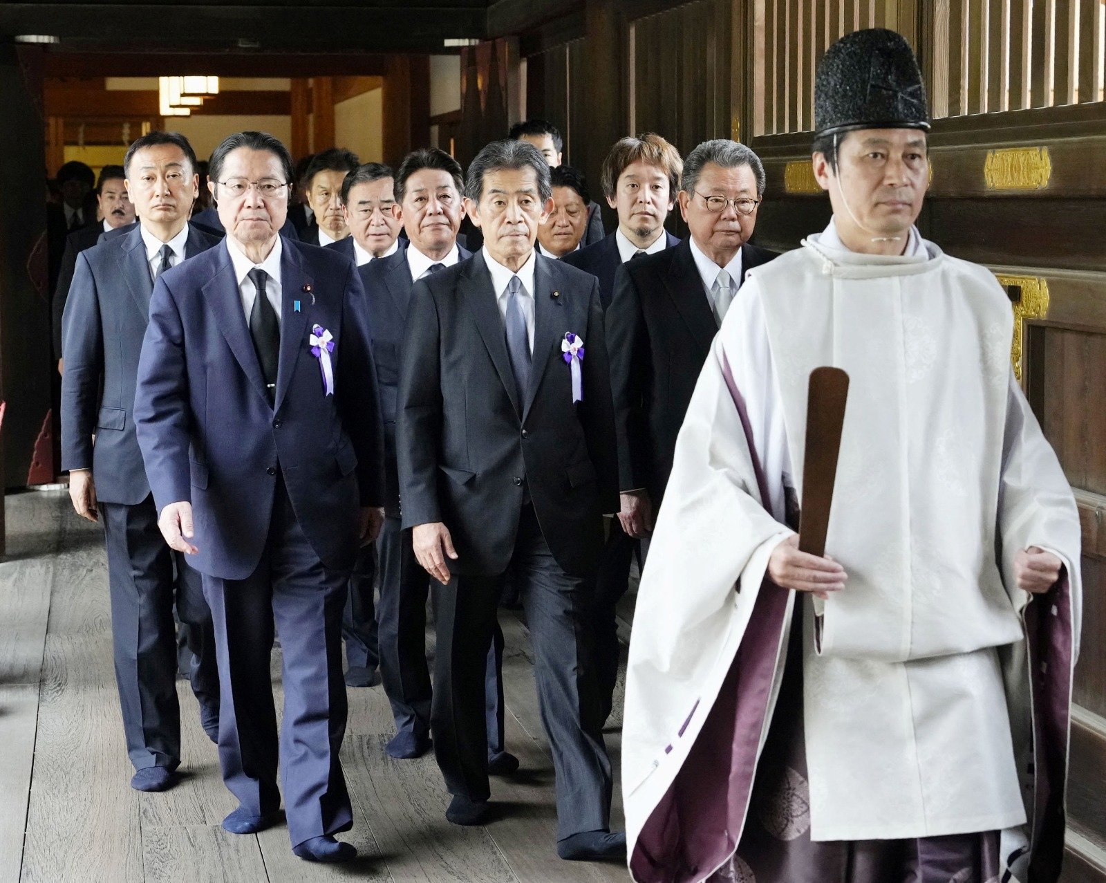 正值第二次世界大战日本投降78周年纪念日，日本议员们周二在一名神道教牧师的陪同下参拜靖国神社。（图取自日本共同社/路透社）