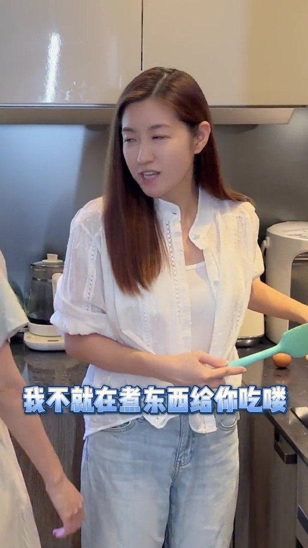 完美人妻陈自瑶亲自下厨。