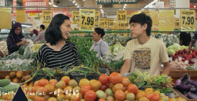 叶瑞良（右）在《一时一时的》影片中饰演儿子陈子健，追补人生成长过程中缺失的母子相处经验。
