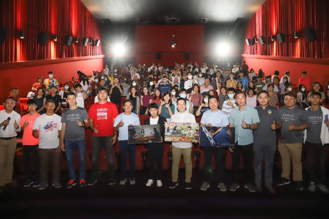 太平行动党支持本土电影创作，邀请200余人观赏《一时一时的》电影。前排左7起叶瑞良、黄家和及王星元。
