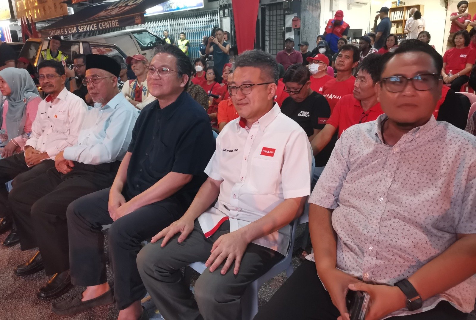 诺嘉兹兰（左4起）出席埔莱国席希盟竞选行动室开幕，坐在刘镇东的身旁。