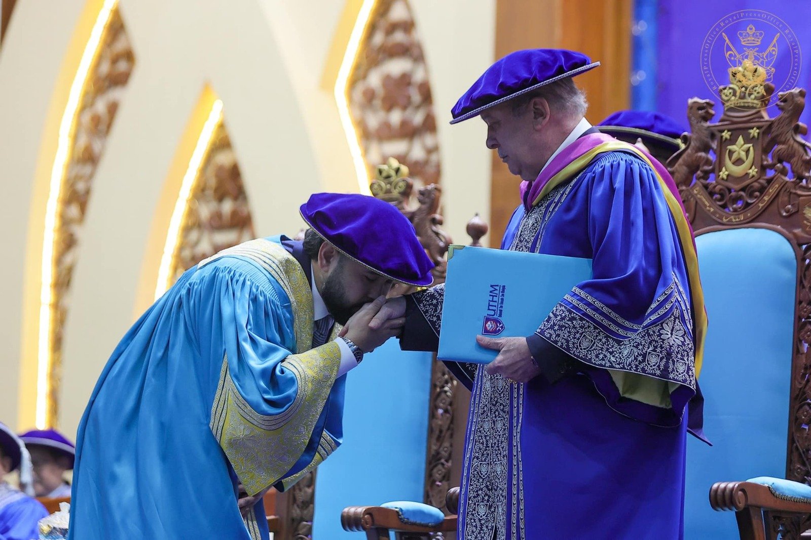 柔佛州王储东姑依斯迈（左起）颁授荣誉博士证书予柔苏丹依布拉欣陛下。