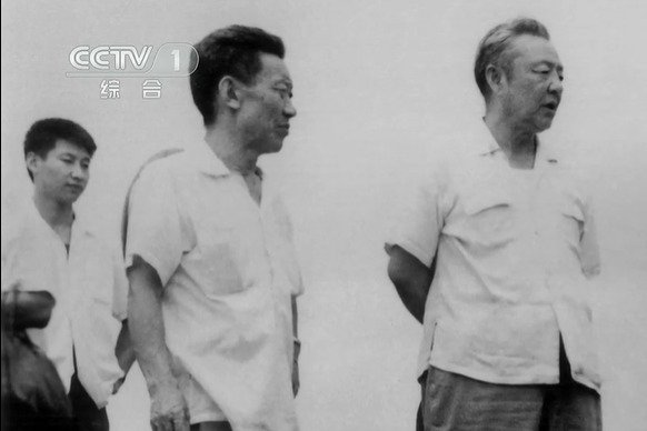 1978年正在清华大学读书的习近平 (左)暑假实践中随父亲习仲勋(右)在广东调研。