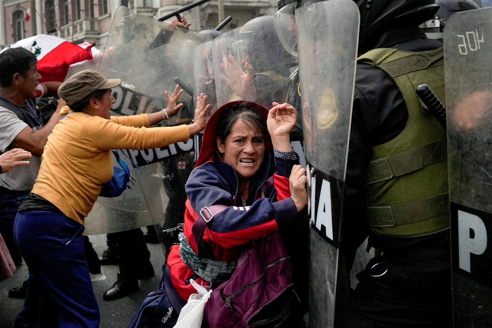 7月29日，秘鲁首都利马爆发全国抗议活动，反政府示威者要求秘鲁总统博卢阿特辞职，并与警察发生冲突。（图取自路透社）