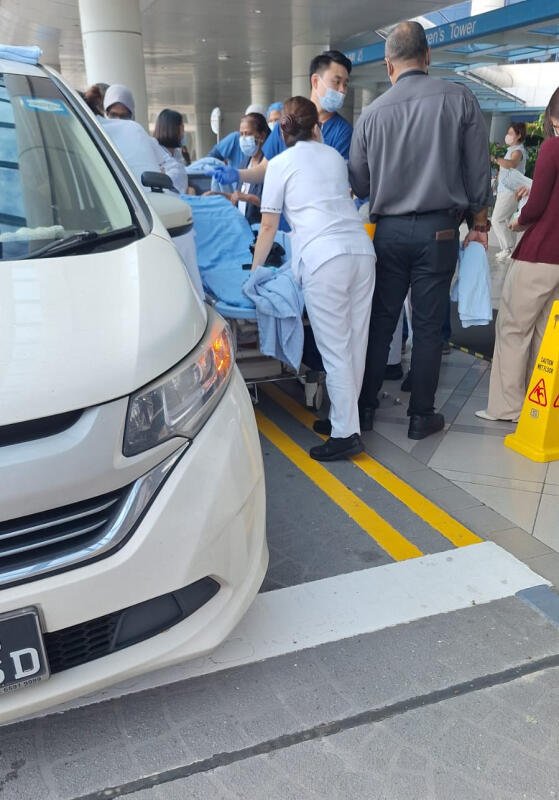 救护人员将母子从私召车转移进医院。 （图由受访者提供）