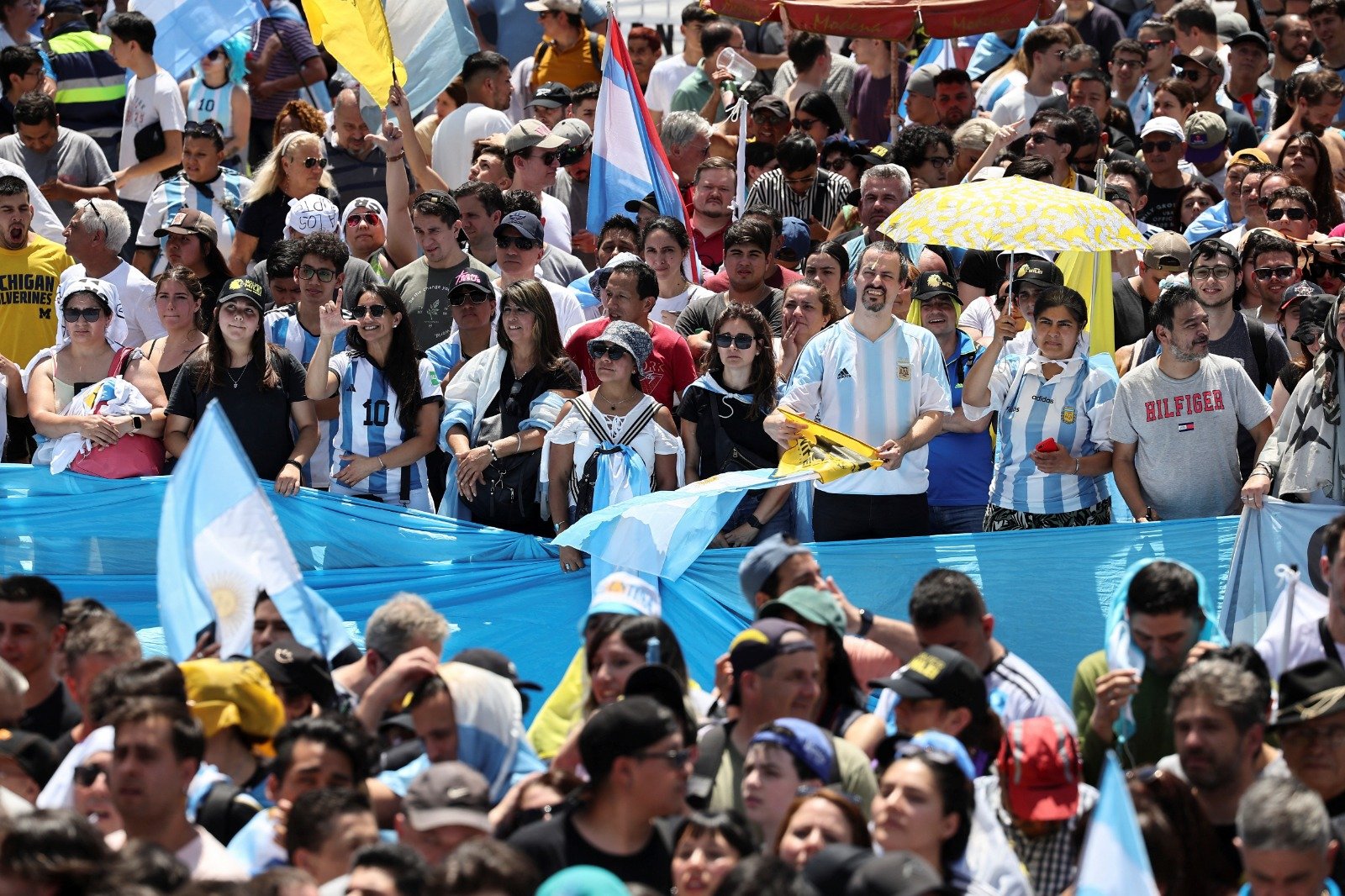 阿根廷新总统米莱的支持者聚集在国民议会外，观看米莱在宣誓就职后的演说。（图取自路透社）