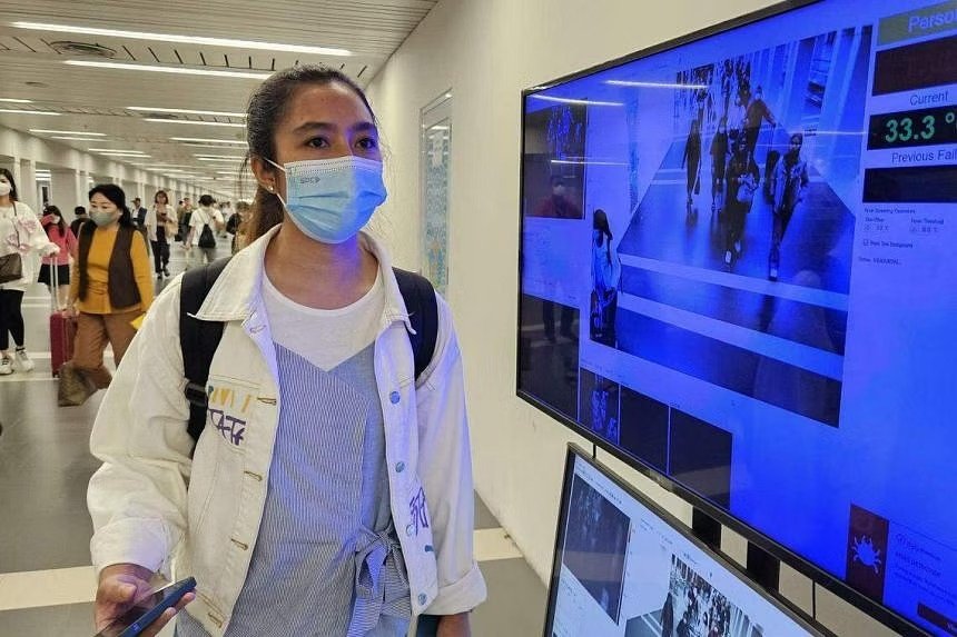 尽管病例激增，前往新加坡的印尼游客，33岁的专案管理员Perdana Handayani表示，新冠肺炎并没有阻止她的旅行计划。（图取自《海峡时报》）