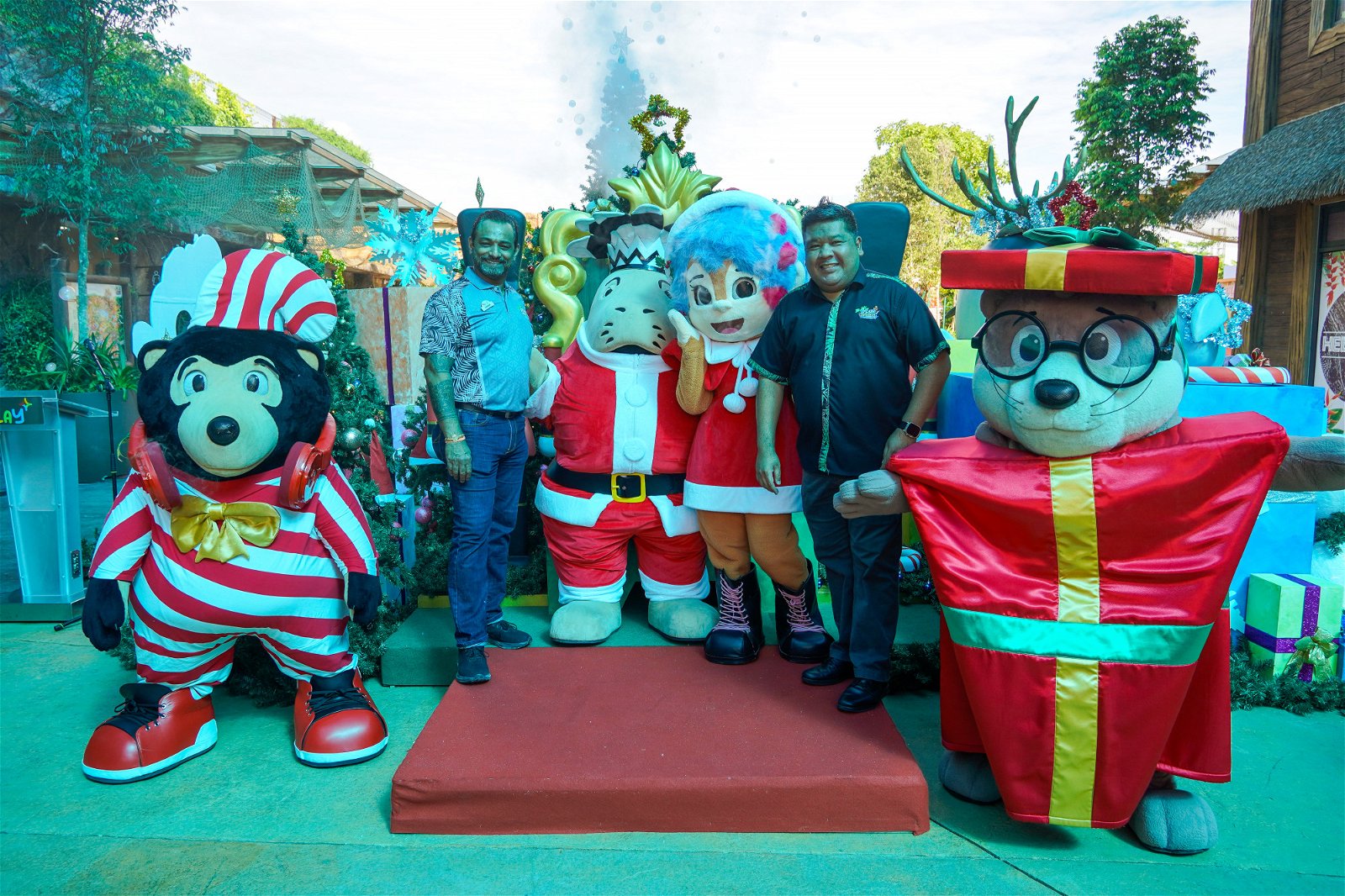 Suresh V. Kumaran，Gamuda Land休闲和款待总经理（第二位左起），N. Sanjay，Gamuda Land休闲和款待总经理（第二位右起），以及Splash小队穿著圣诞装扮，与欢乐的季节相得益彰。