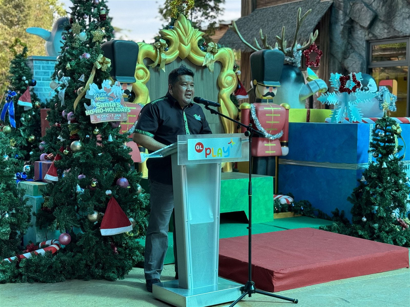 Gamuda Land休闲和款待总经理N.Sanjay介绍了SplashMania圣诞主题——SplashMania Santa's Ho-Ho-Holidays的启动。