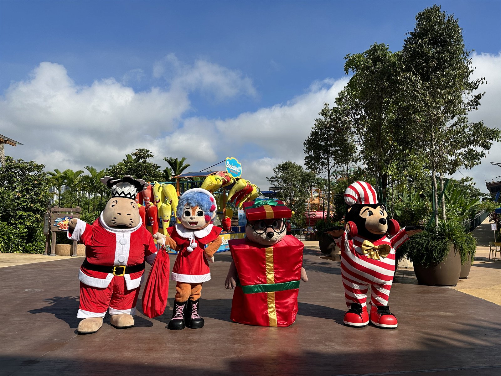Splash小队——包括Omba’King小儿鲸、Zoomi猩猩、Max水獭和Swaggy B熊——穿著节日装扮，迎接圣诞的盛会！