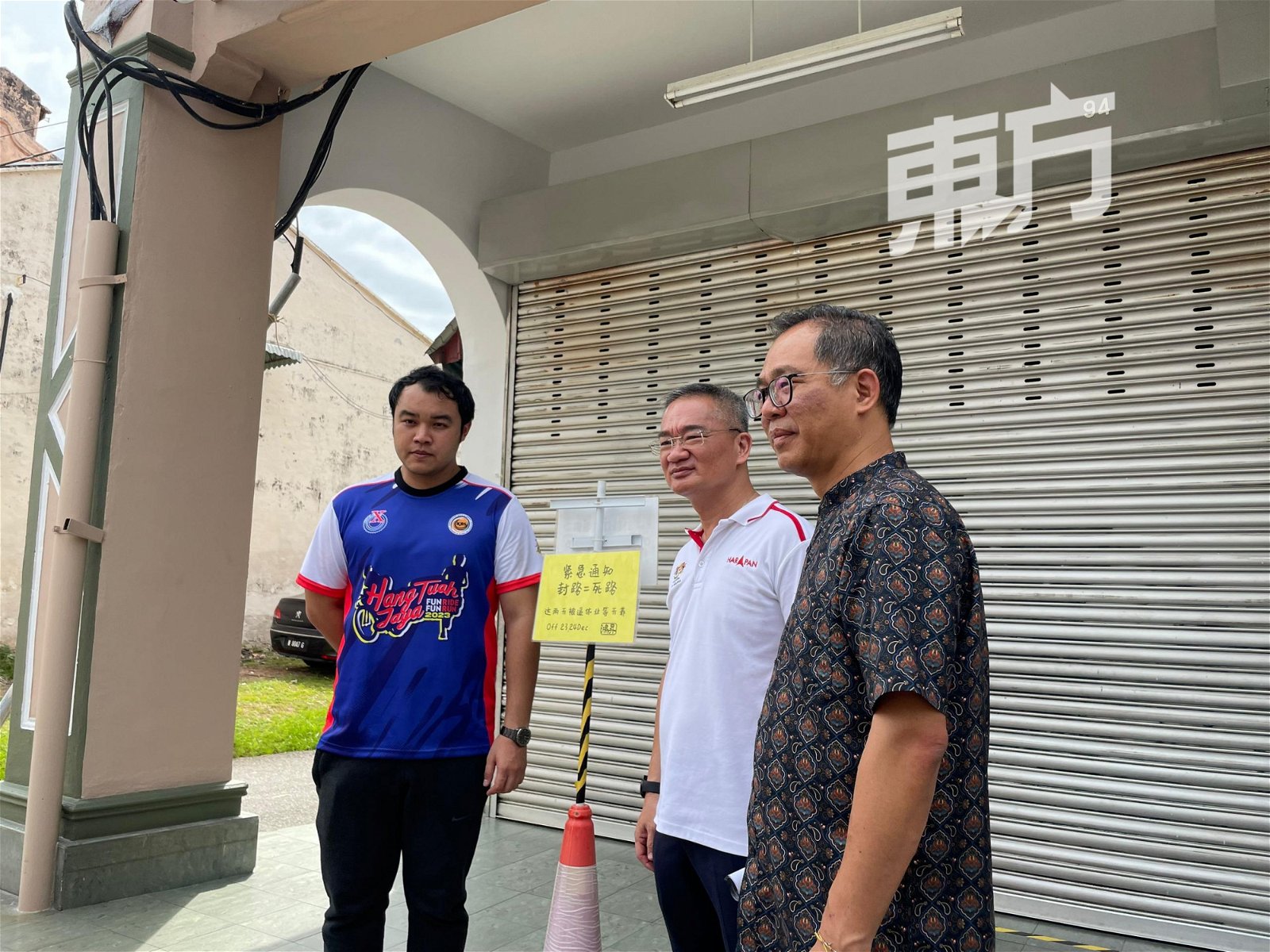 郭子毅（左起）、邱培栋及刘志俍到三宝井路向商家了解改道后的情况。