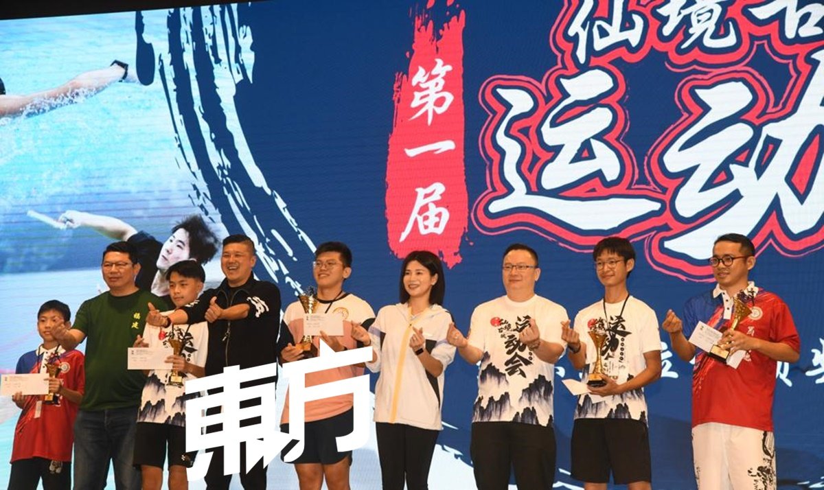 许国栋（右3）、吴柳萤（右4）、 吕志伟（左2）、洪来喜（左4）颁奖给胜出者。