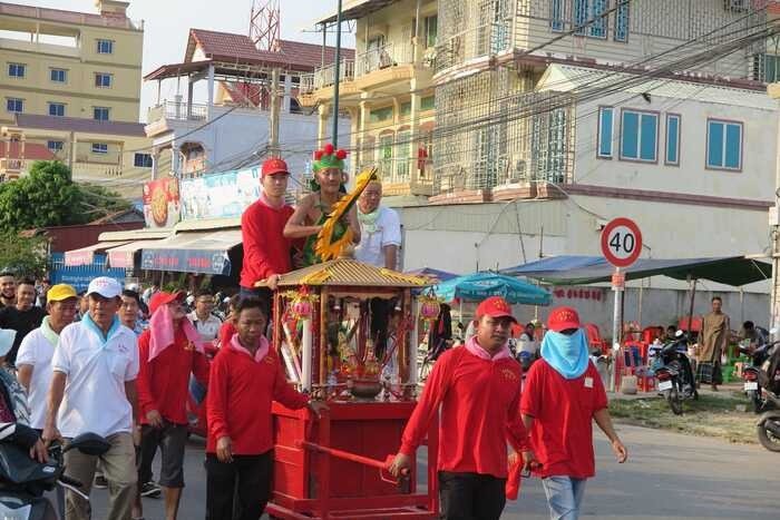 游神是柬埔寨当地华人闹元宵的传统活动，也是祈求新年平安如意的一种方式。（图取自柬单网）