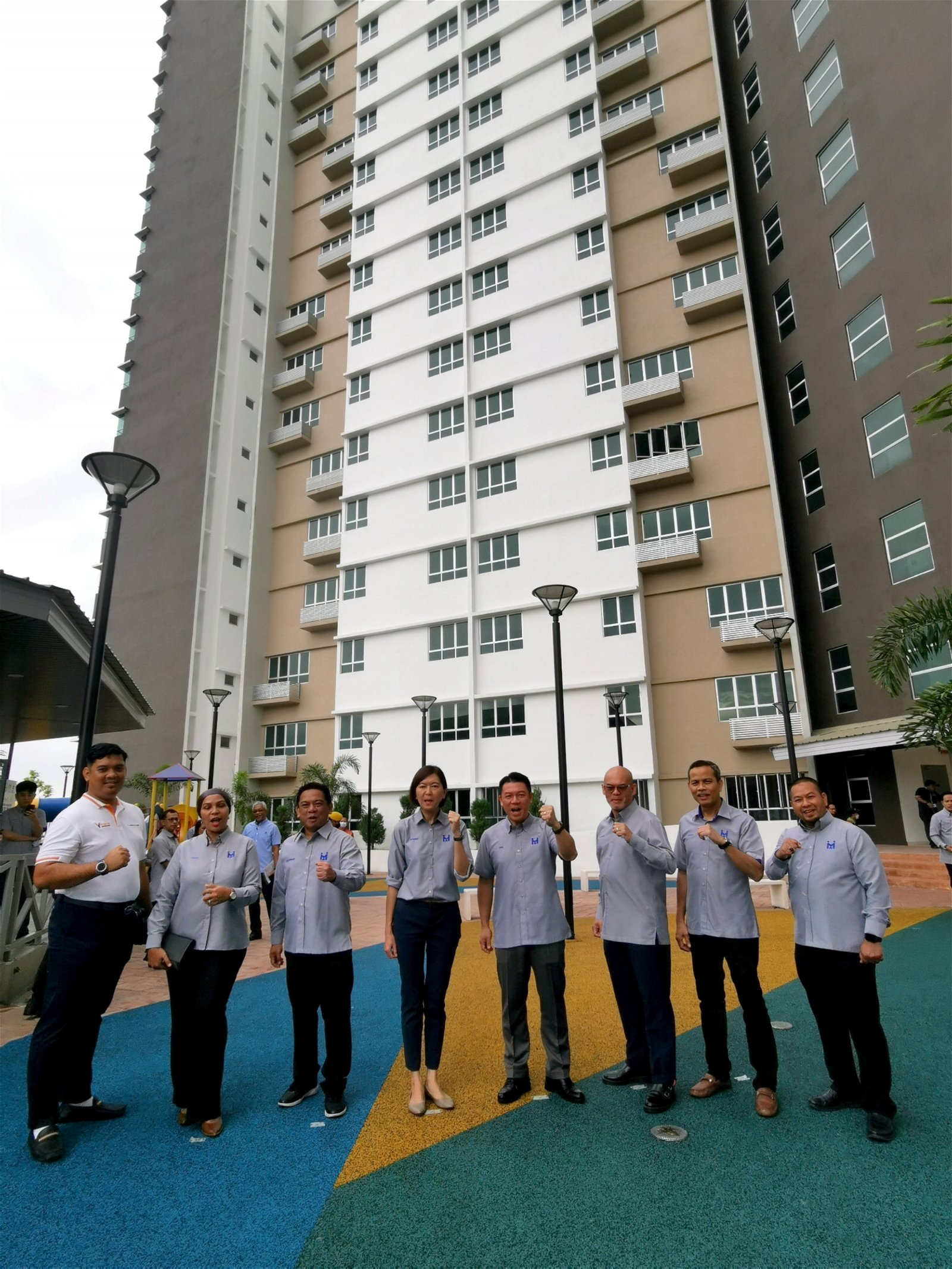 倪可敏（左5）参观“甲峇央家园”后，对该公寓建筑及设备感到满意，左起是莫哈末阿里、依兹丽娜、祖卡纳因、黄诗情、莫哈末纳兹里、阿兹哈及卡立。