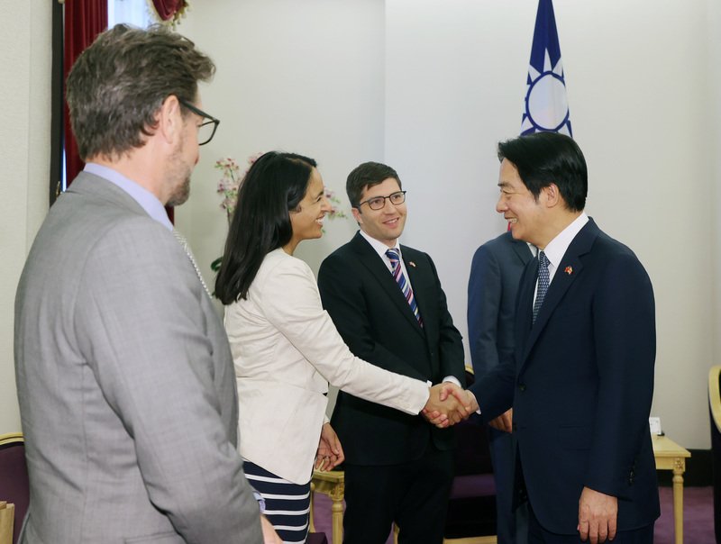台湾副总统赖清德（右）周三在总统府接见加拿大国会议员访台团，就台加双边关系及台海安全交换意见。（图取自中央社）