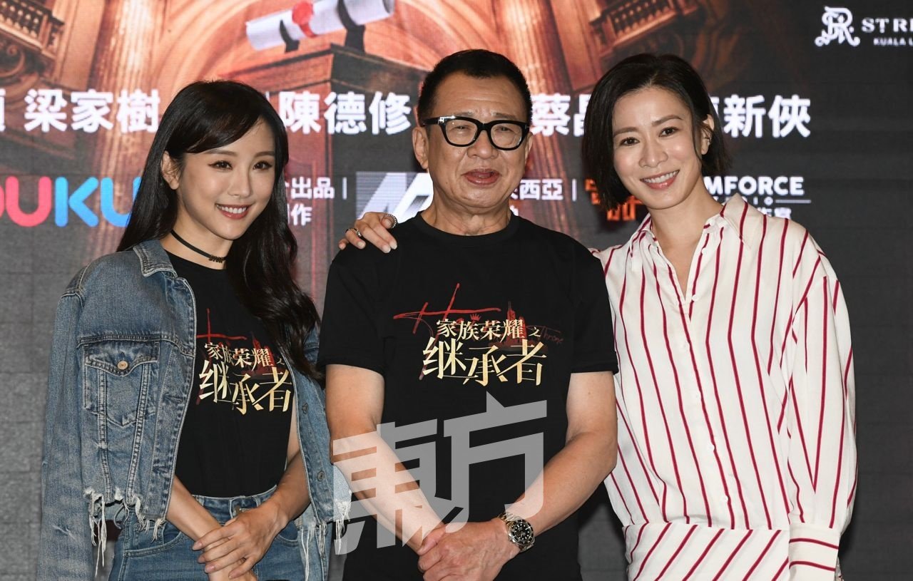 许绍雄和佘诗曼再续父女缘，陈静（左一）饰演佘诗曼的继母。
