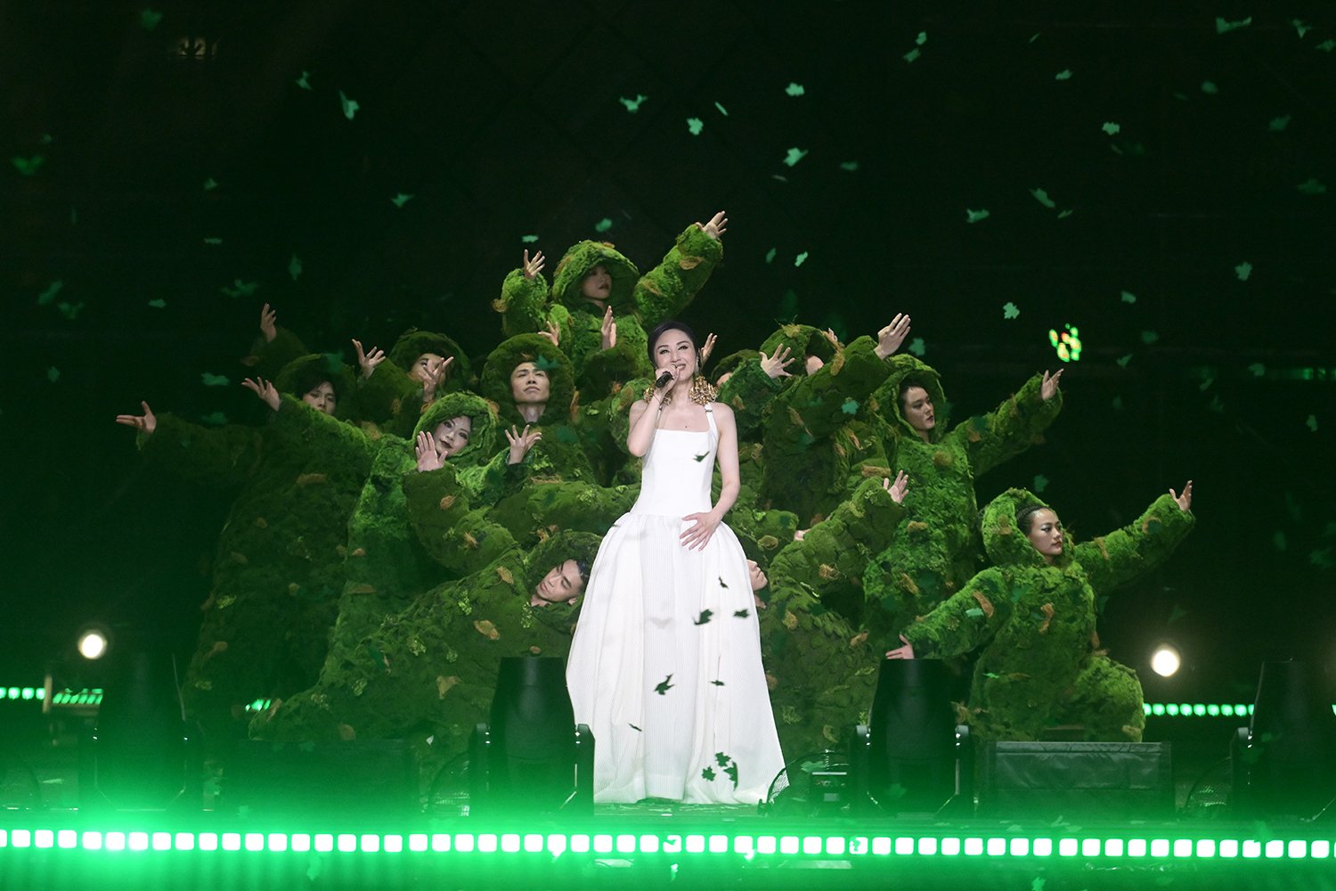 杨千嬅将全新进化的巡演带回大马舞台。