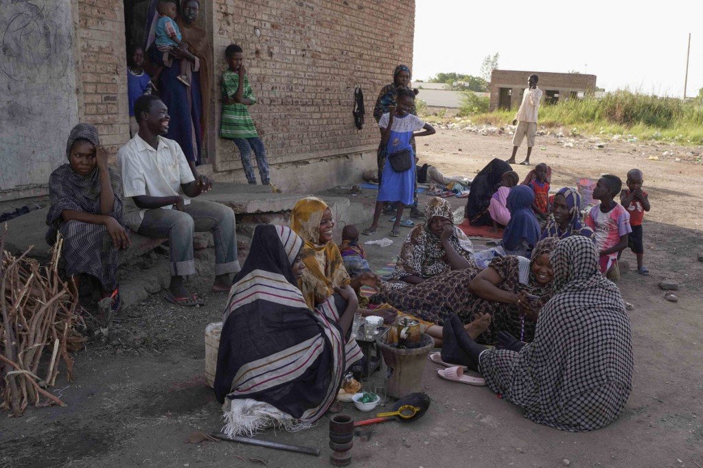当地时间周一在苏丹持续的冲突中，境内流离失所的苏丹人民居住在一所被改造的中学。（图取自法新社）