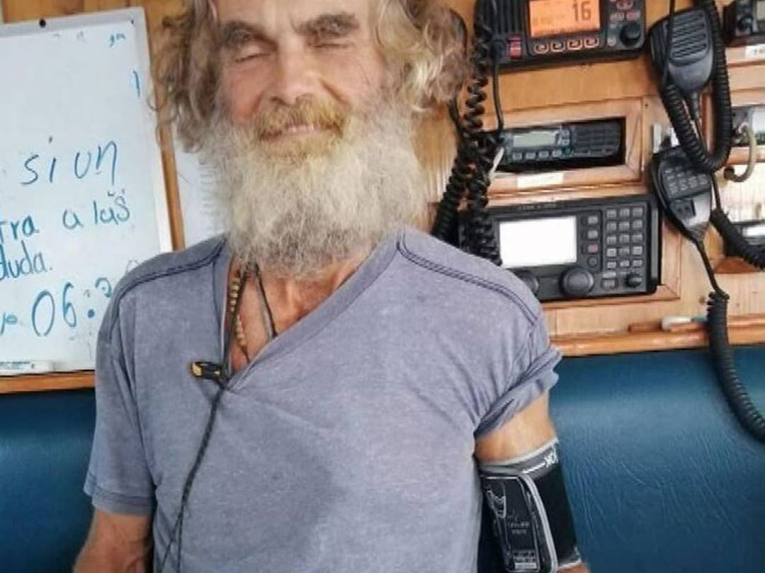 获救后不久的沙多克面带笑容，手臂上还戴著血压计。（图取自澳洲九号电视台）