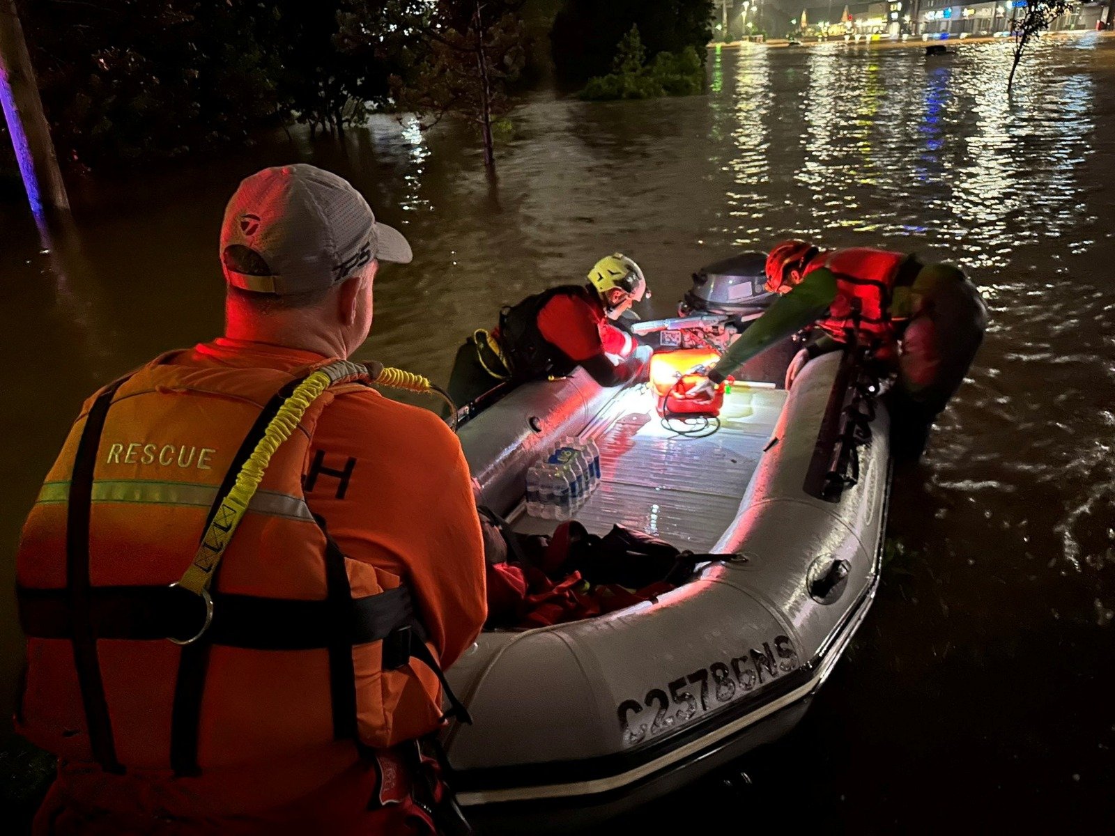 救援人员上周五晚在加拿大新斯科舍省贝德福德展开搜救工作。（图取自哈利法克斯搜索与救援/路透社）
