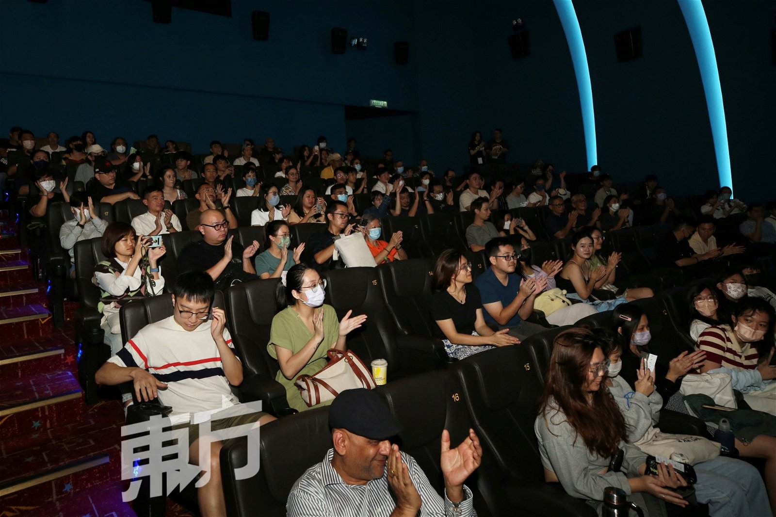 放映会吸引许多观众及电影界人前来观赏。