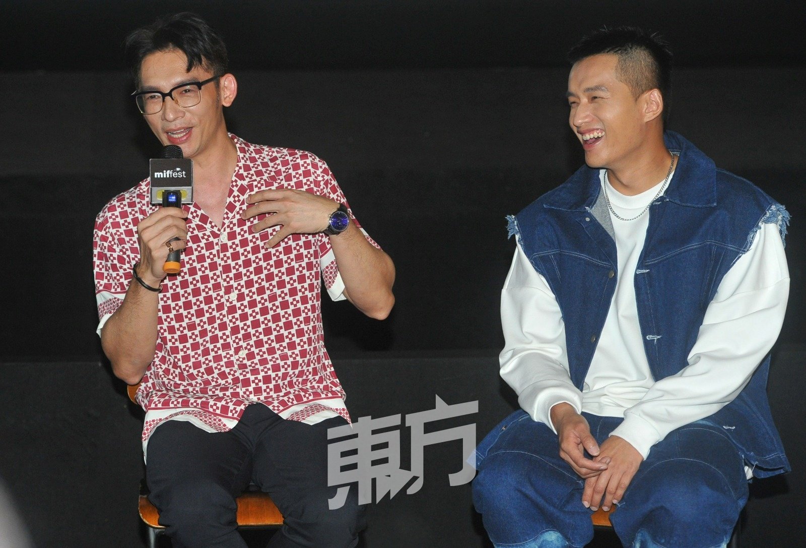 温升豪和陈泽耀亮相影院与观众交流拍摄《我和我的赛车老爸》的故事。