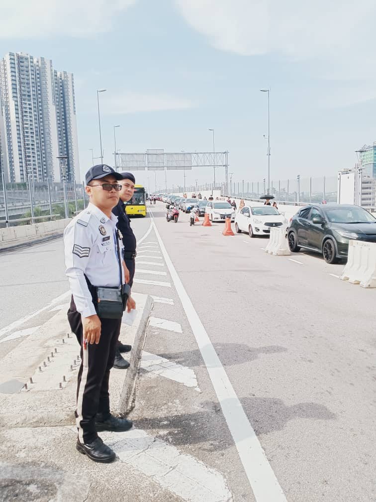交警在柔佛长堤维持交通秩序。