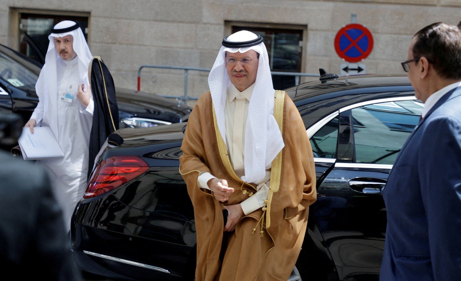沙地阿拉伯能源部长阿卜杜勒阿齐兹亲王在上周六，抵达石油输出国组织位于维也纳的总部。（图取自路透社）