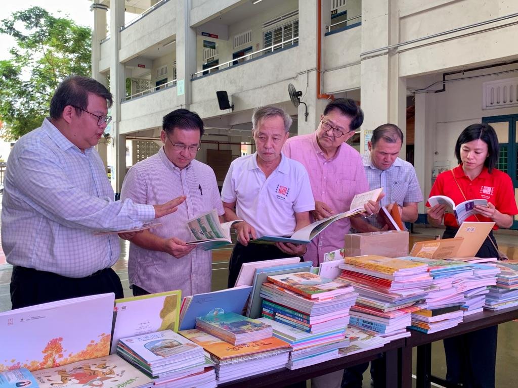 众嘉宾翻阅获赠的书籍。左起为吴光铭、颜天禄、郑国华、林朝盛、郑冰清、卓文倩。
